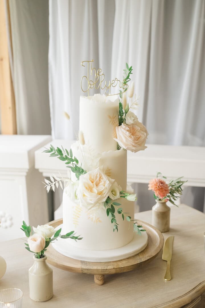 Fresh flowers on the wedding cake