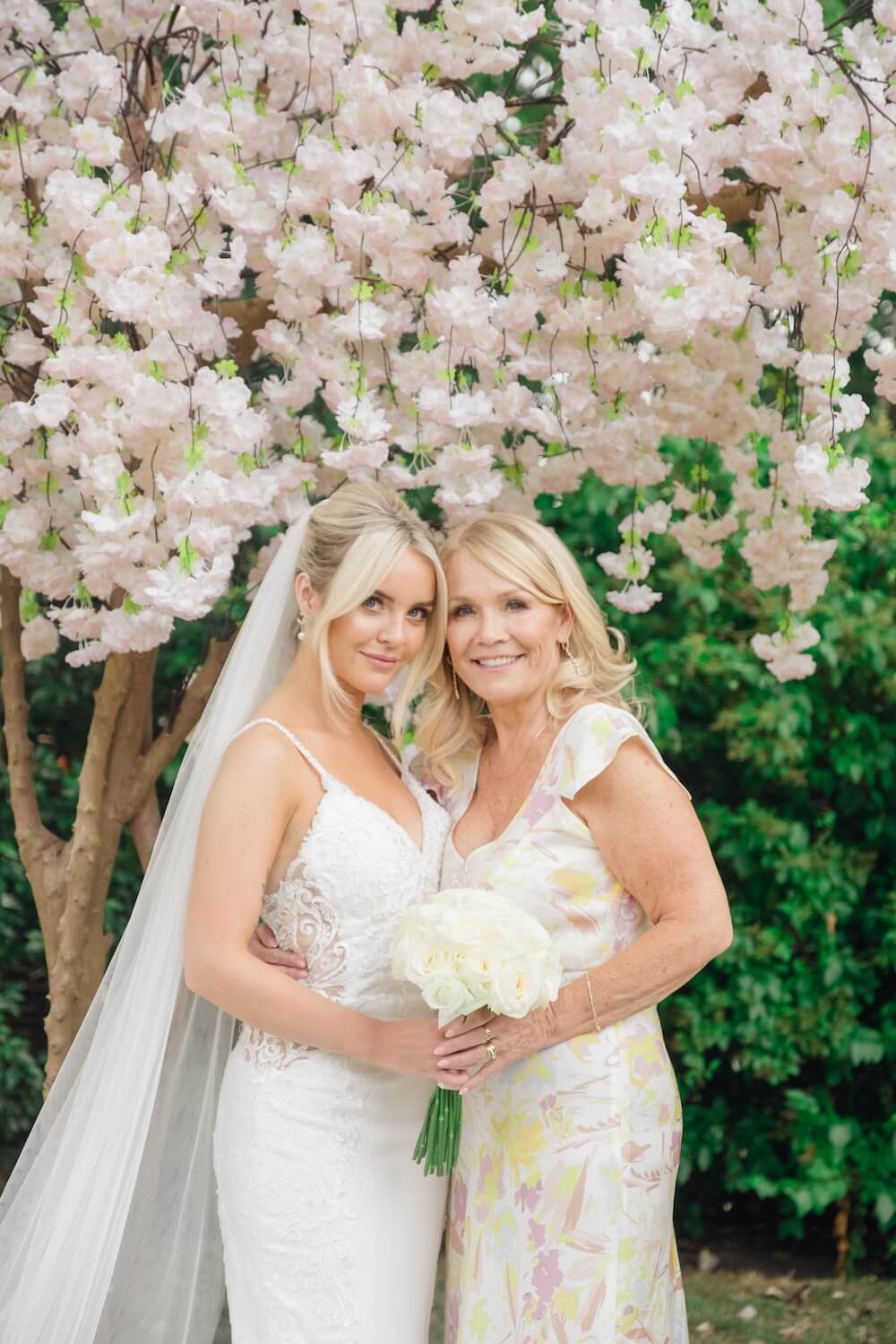 Bride and her mother at Warwick House