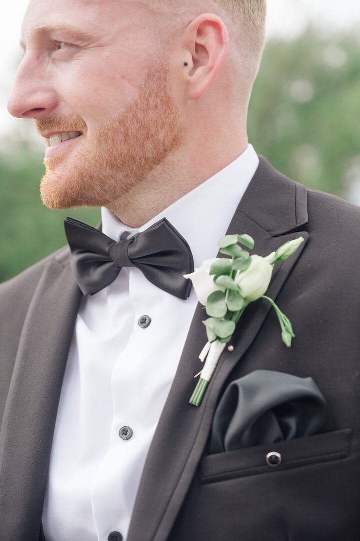 Buttonhole detail before the ceremony