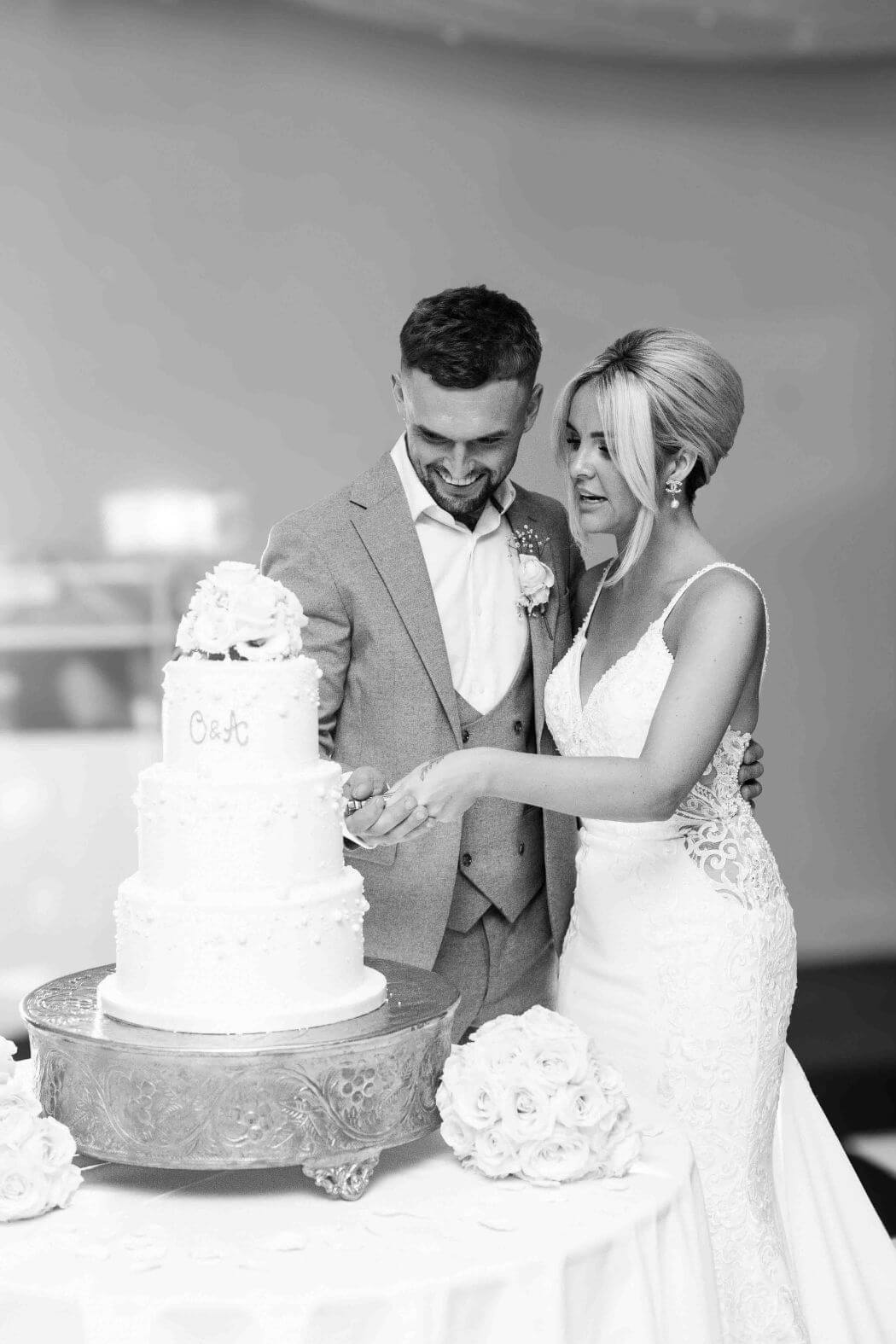 Couple cutting the cake, questions to ask your wedding photographer