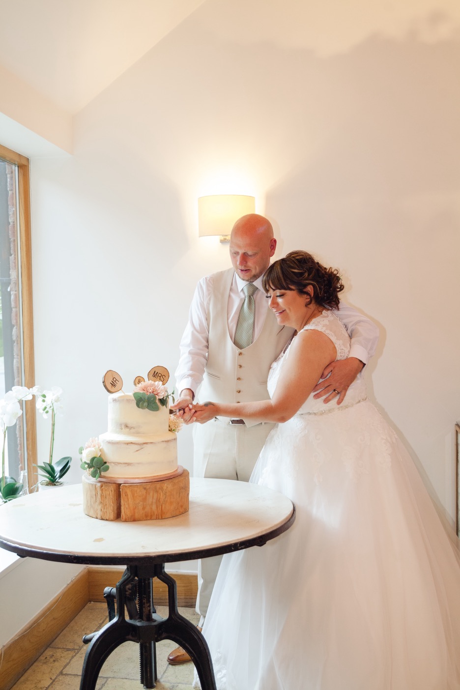 Hayley and Dan cutting the cake at Mythe Barn