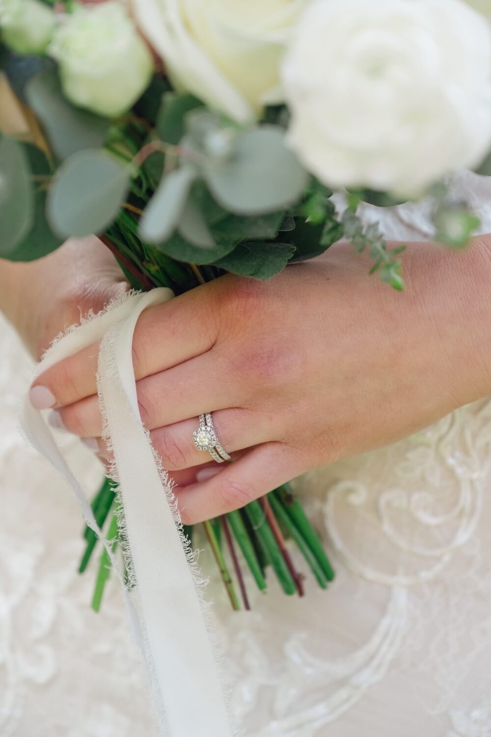 The bride's wedding ring detail