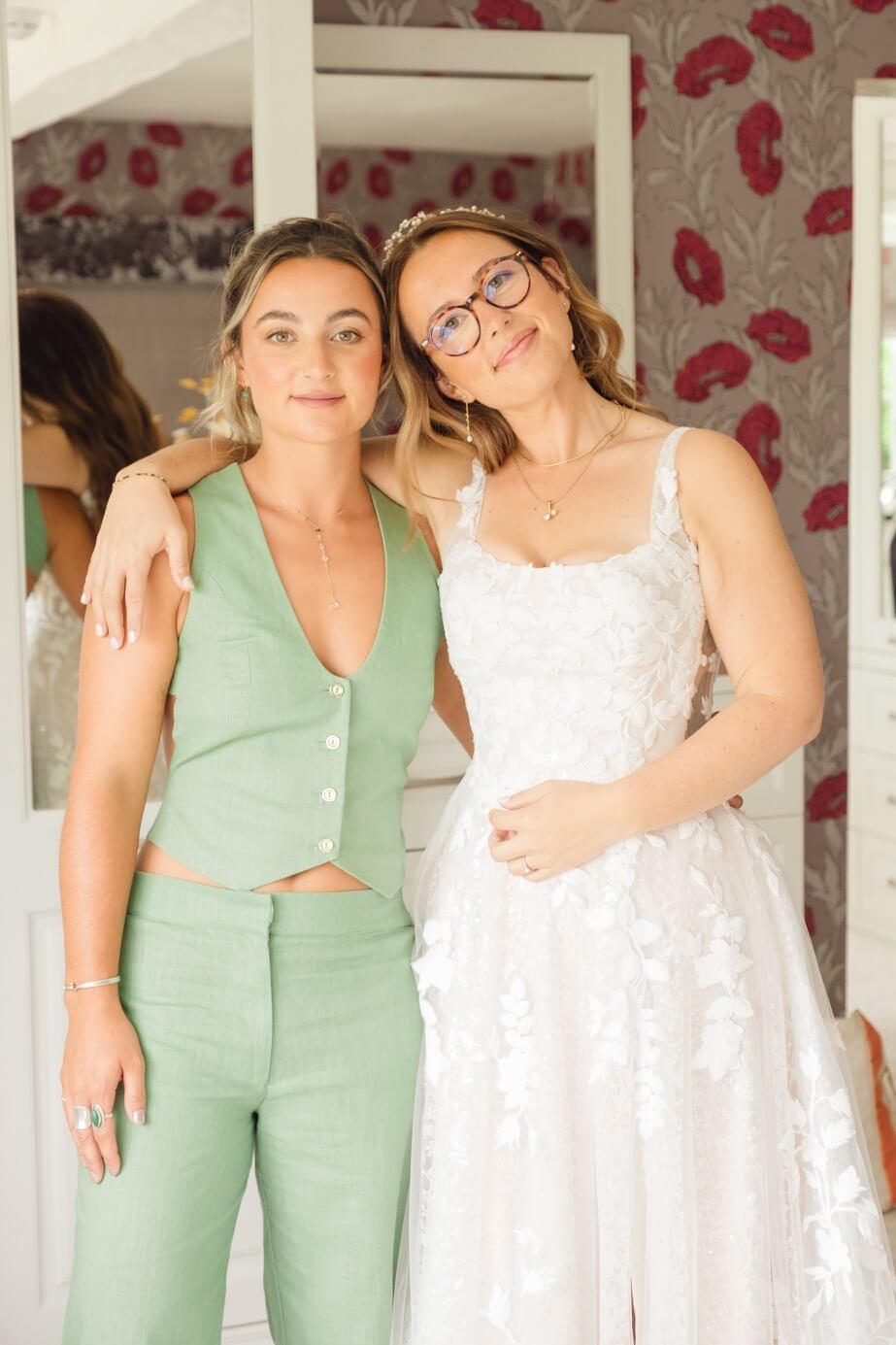 The bride with her sister before the wedding