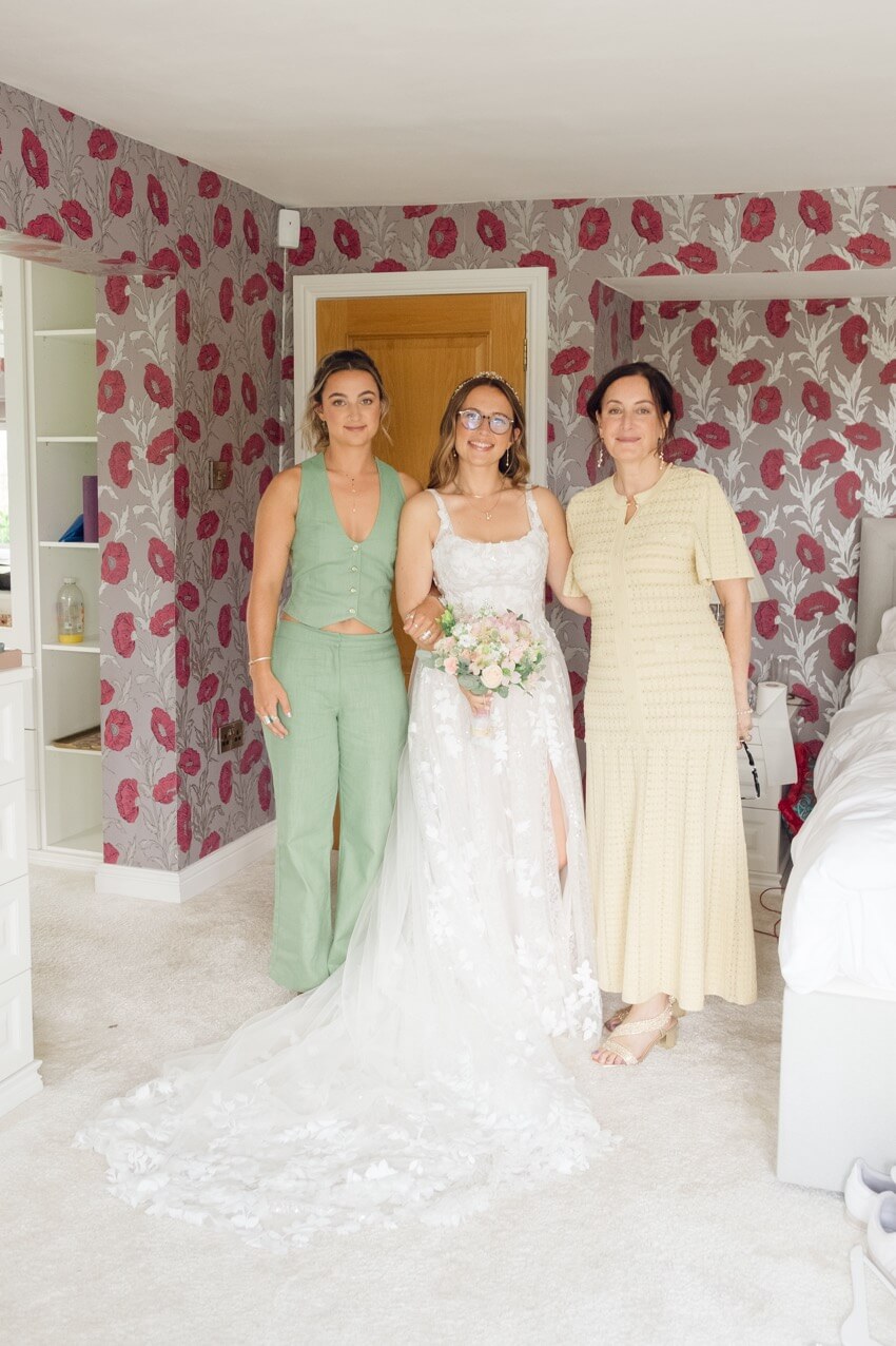 The bride with her sister and mum