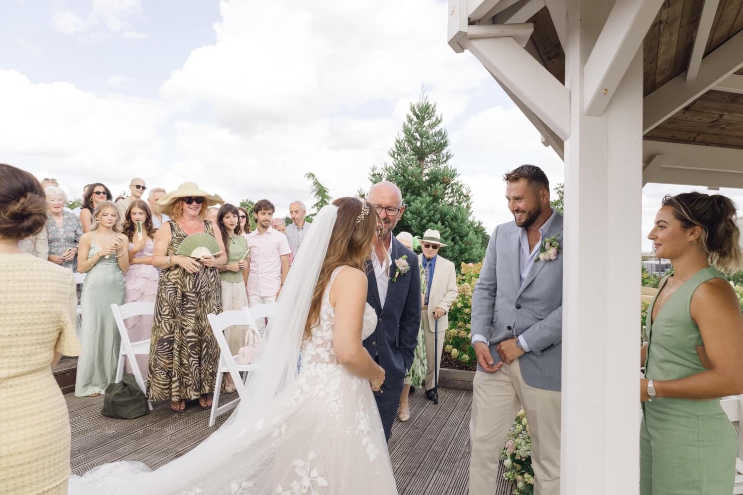 The bride arriving to the groom at the ceremony